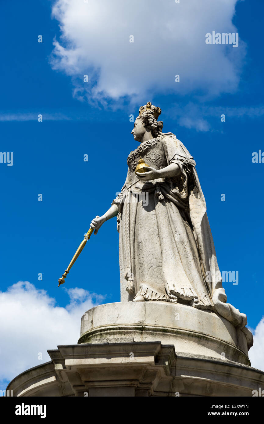 Statue outside st pauls cathedral hires stock photography and images