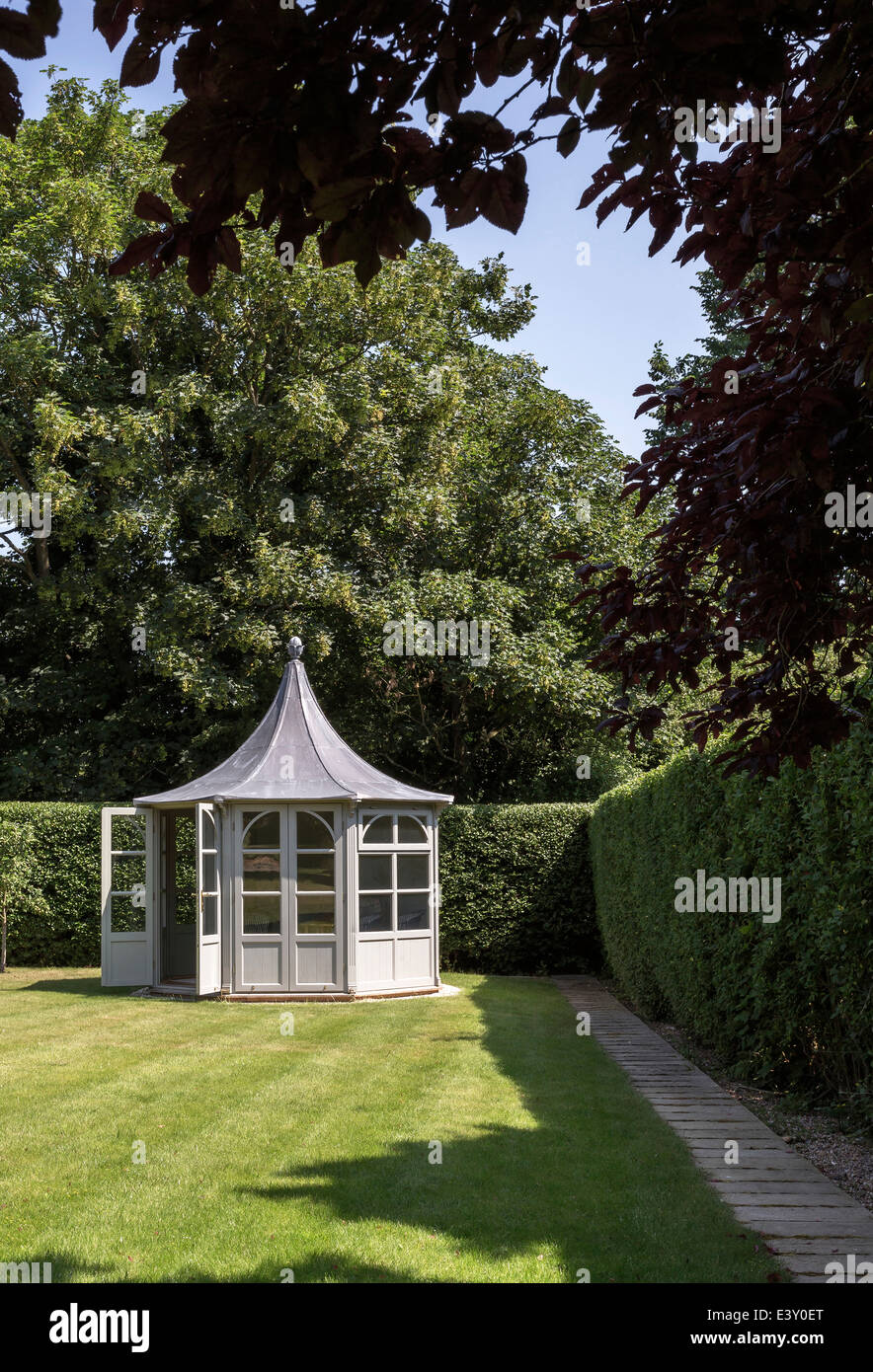 Gazebo backyard hires stock photography and images Alamy
