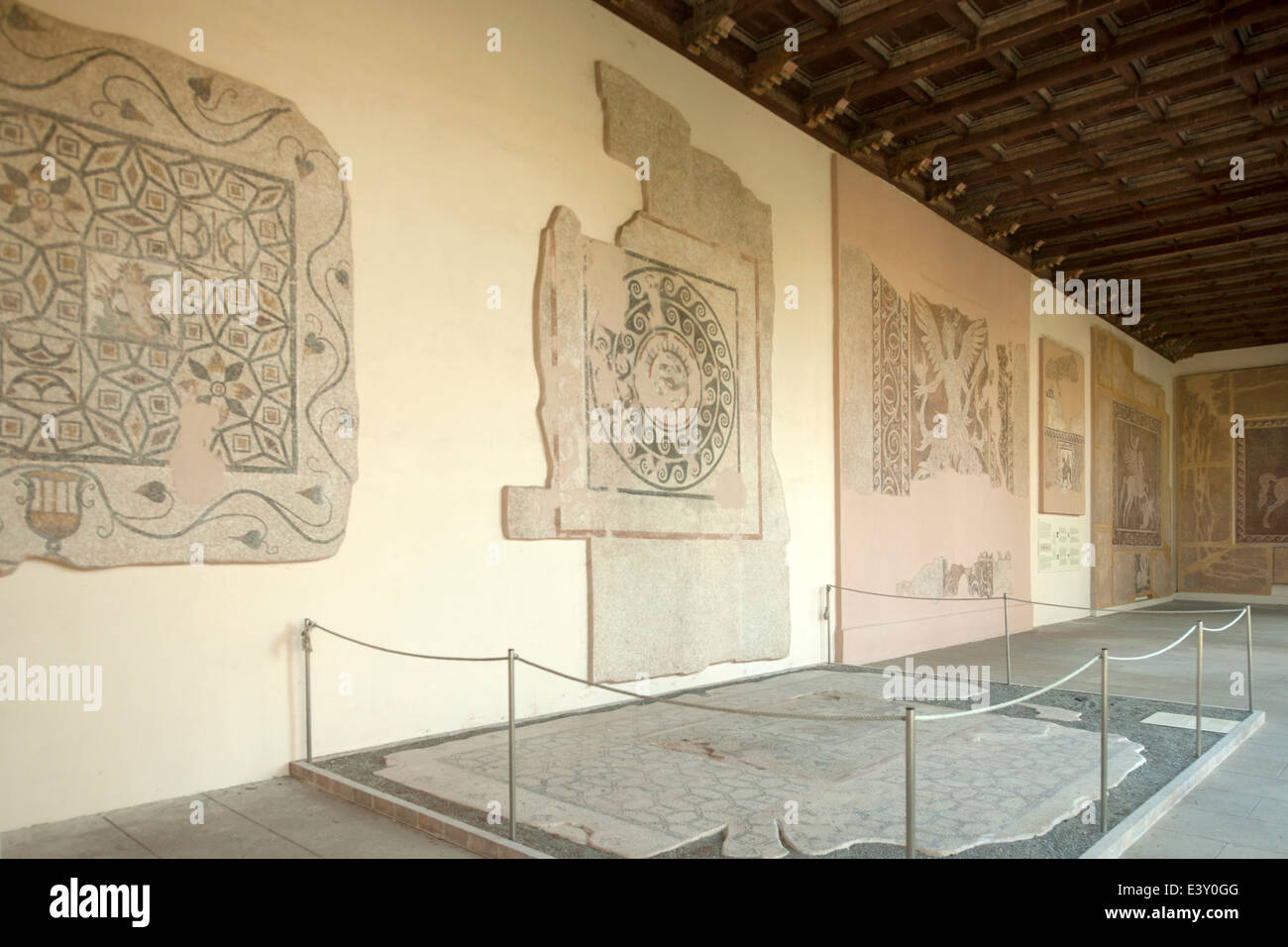 Griechenland, Rhodos-Stadt, Altstadt, Archäologisches Museum im 'Neuen Ordenshospital', Mosaike im Arkadengang beim Garten Stock Photo