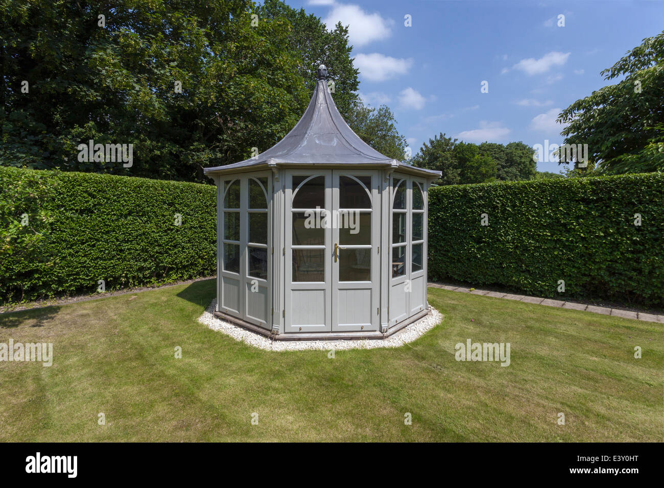 Gazebo and garden hi-res stock photography and images - Alamy