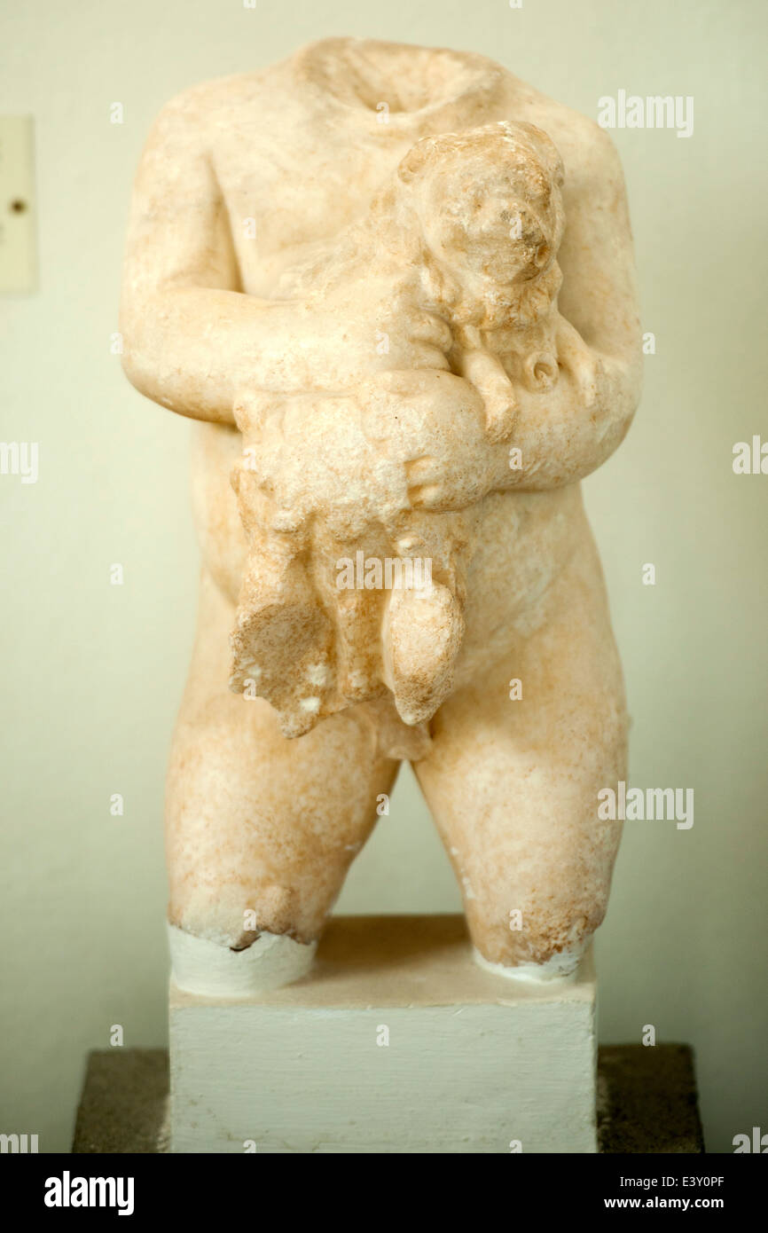 Griechenland, Rhodos-Stadt, Altstadt, Archäologisches Museum im 'Neuen Ordenshospital', Statue Junge mit Hund Stock Photo