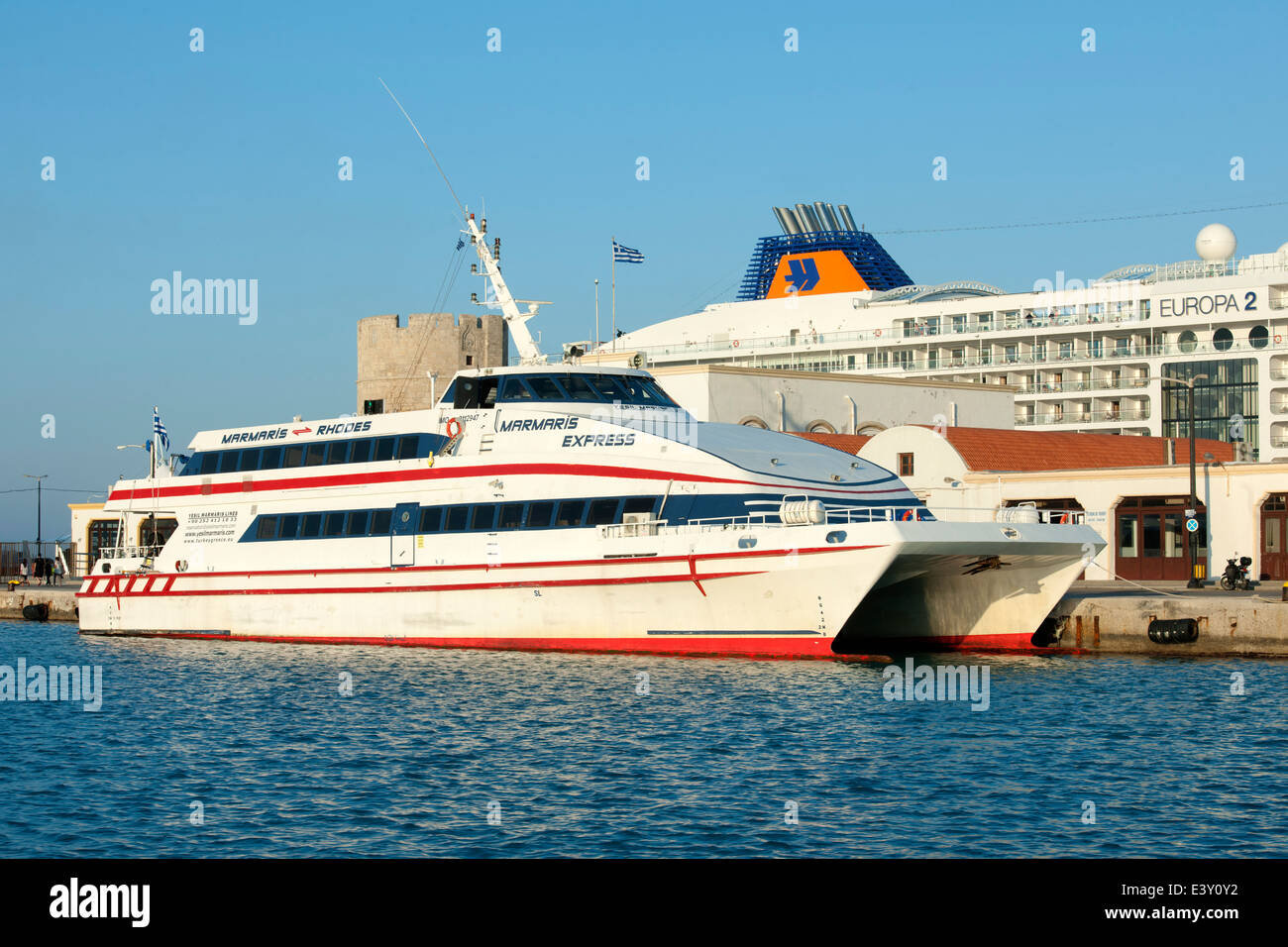 Griechenland, Rhodos-Stadt, Handelshafen, Fähren und Kreuzfahrtschiffe Stock Photo