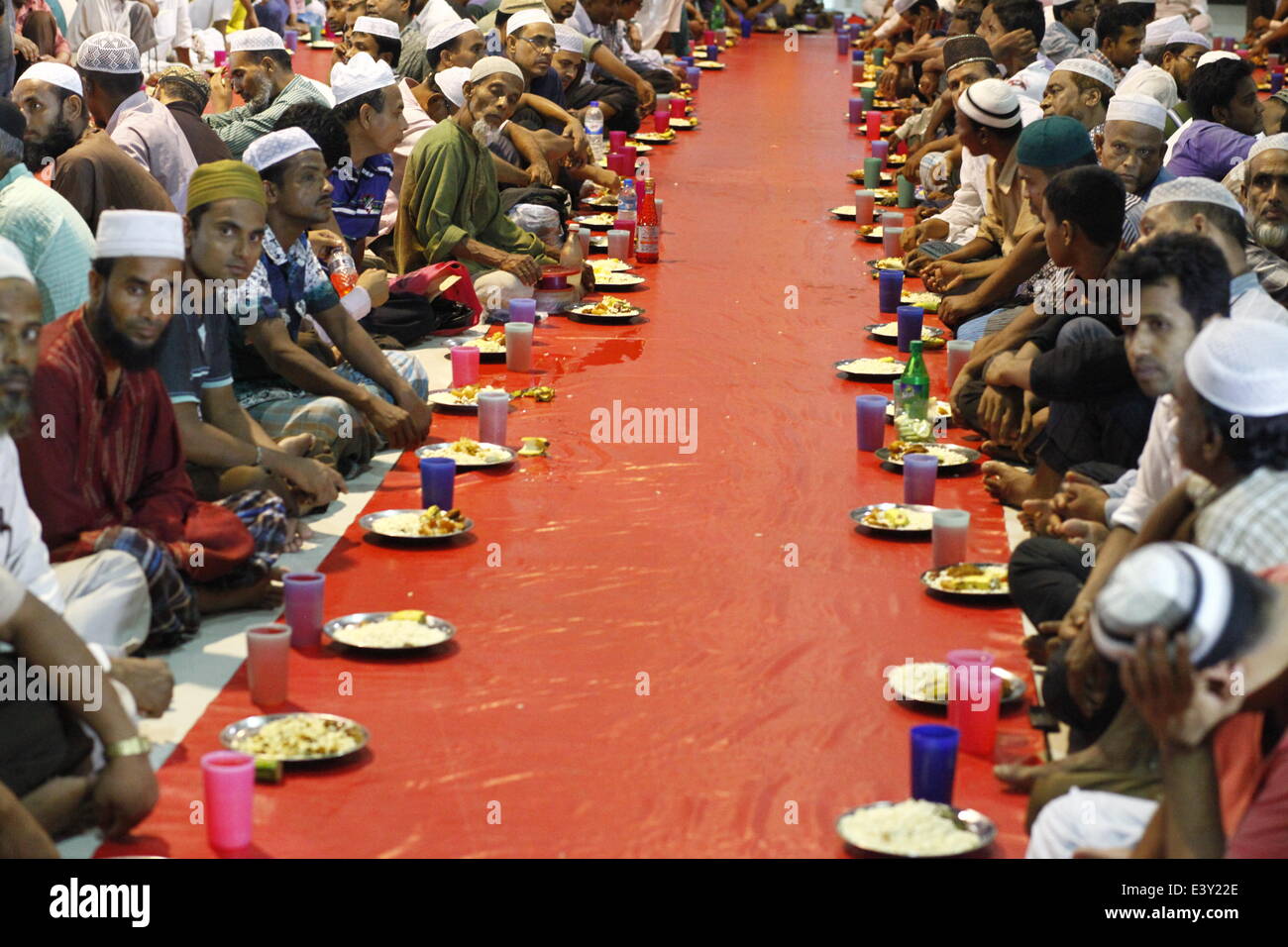 Dhaka, Bangladesh. 1st July, 2014. Bangladeshi Muslim devotees wait for Iftar, the meal that breaks the day long fast during holy Ramadan. Every day more then thousand of Muslims attend at Baitul Mukarram mosque at Dhaka for Iftar party. The Islamic foundation organized this programmed during the Ramadan month Credit:  zakir hossain chowdhury zakir/Alamy Live News Stock Photo