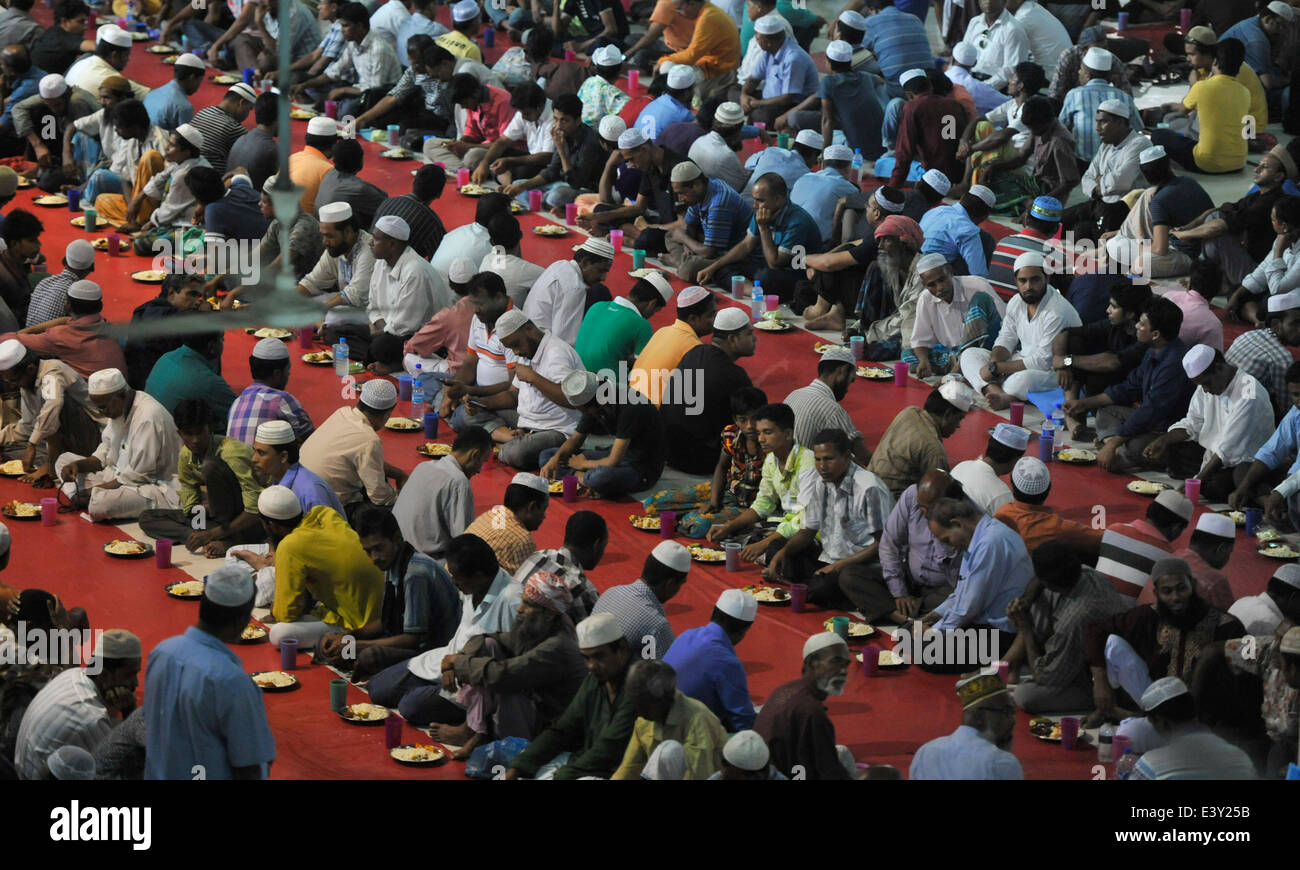 Dhaka, Bangladesh. 1st July, 2014. Bangladeshi Muslim devotees wait for Iftar, the meal that breaks the day long fast during holy Ramadan. Every day more then thousand of Muslims attend at Baitul Mukarram mosque at Dhaka for Iftar party. The Islamic foundation organized this programmed during the Ramadan month Credit:  zakir hossain chowdhury zakir/Alamy Live News Stock Photo