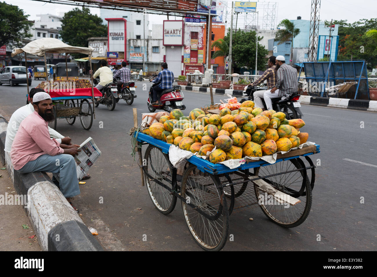 Fruit papaya cart hi-res stock photography and images - Alamy