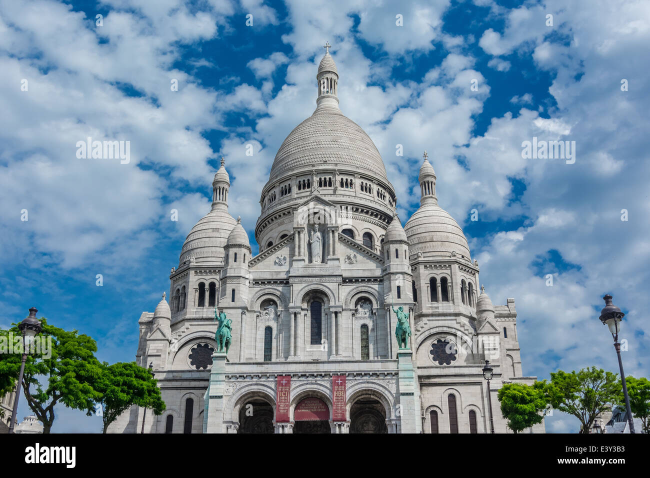 The Basilique Sacre Coeur (Basilica of the Sacred Heart) is a Roman Catholic church and familiar landmark in Paris Stock Photo
