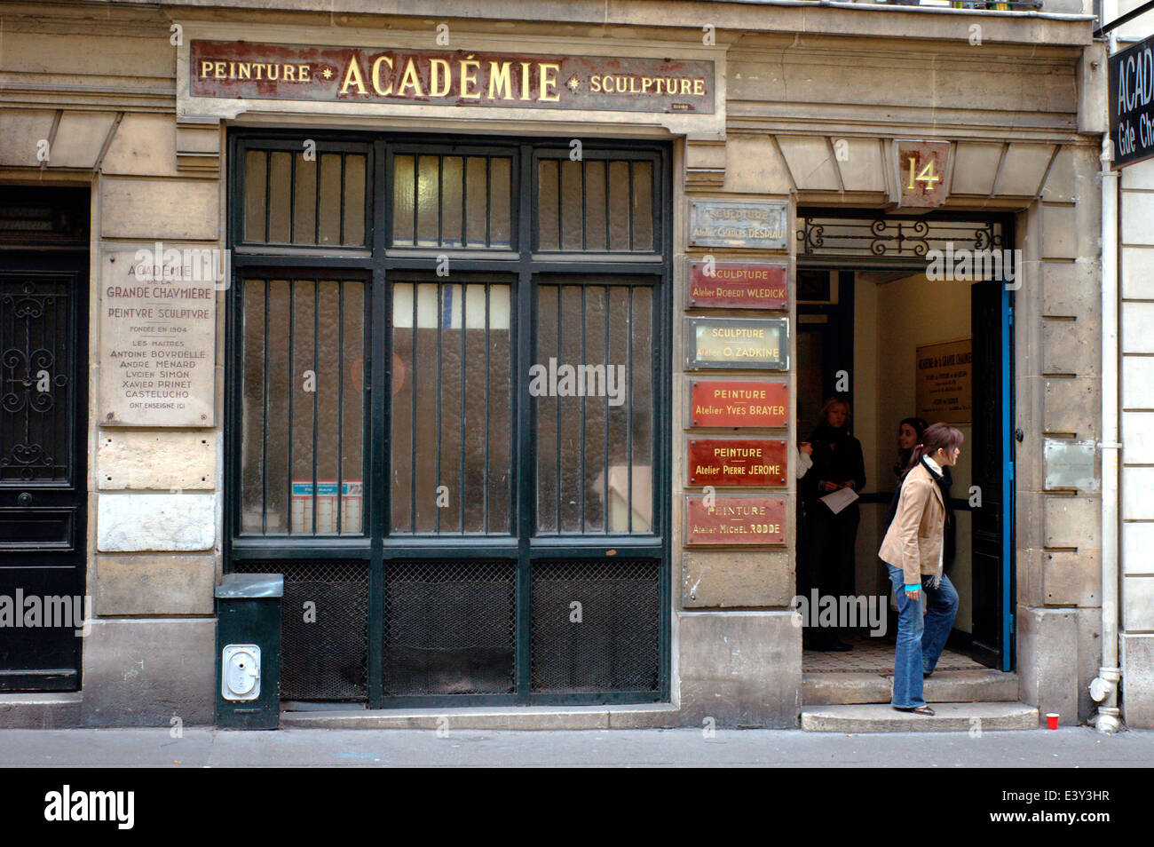 AJAXNETPHOTO. FRANCE,PARIS. - ARTISTS STUDIOS-ART ACADEMY-ACADEMIE PEINTURE, SCULPTURE IN RUE DES CHAUMIER. PHOTO:JONATHAN EASTLAND. Stock Photo