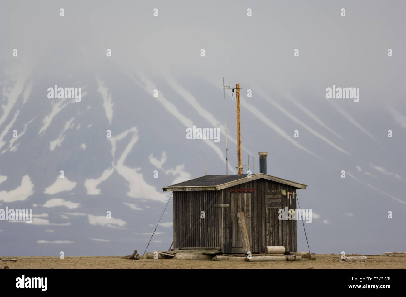 Research hut at the Walrus haulout at Prins Karls Forland, off Spitsbergen, Svalbard Archipelago, Norway Stock Photo