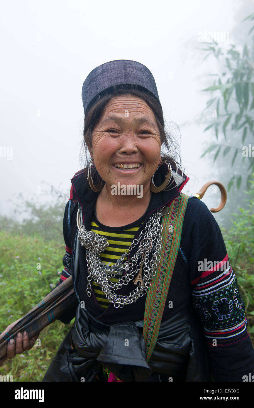 Smiling Hmong woman on the road to Cat Cat Village, SaPa, Vietnam Stock Photo