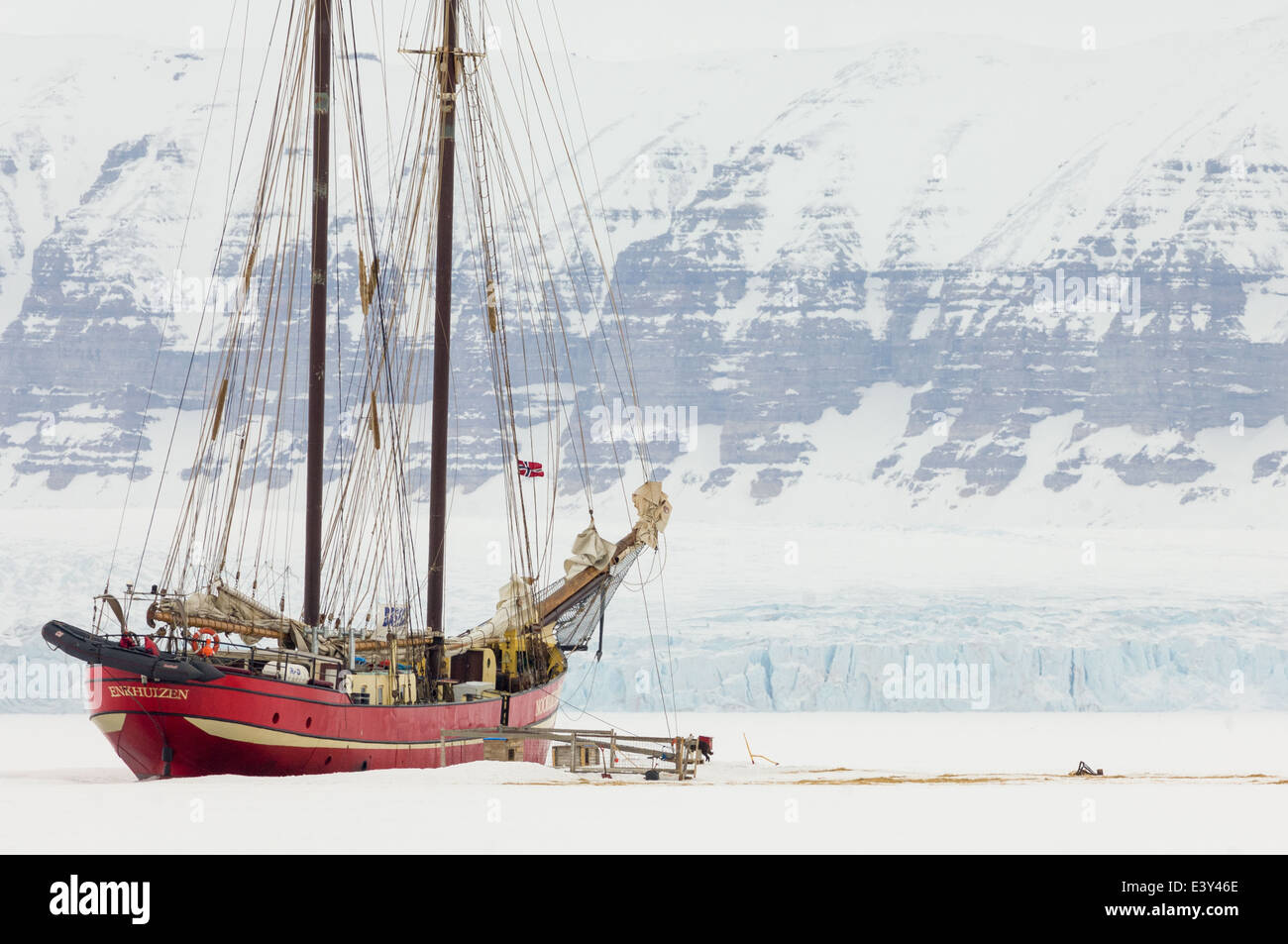 Noorderlicht, the 'Ship in the Ice', with the Tuna Glacier (Tunabreen) behind, Temple Fjord (Tempelfjorden), Spitsbergen, Svalbard Archipelago, Norway Stock Photo