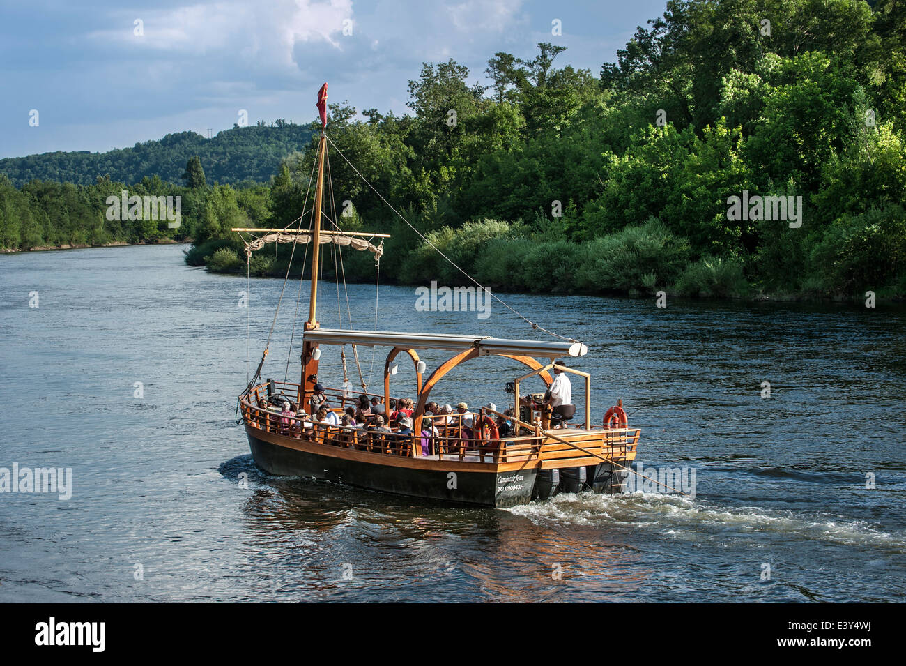 Tourists in gabare / gabarre, traditional scow, used for sightseeing tour on Dordogne River, La Roque-Gageac, Périgord, France Stock Photo