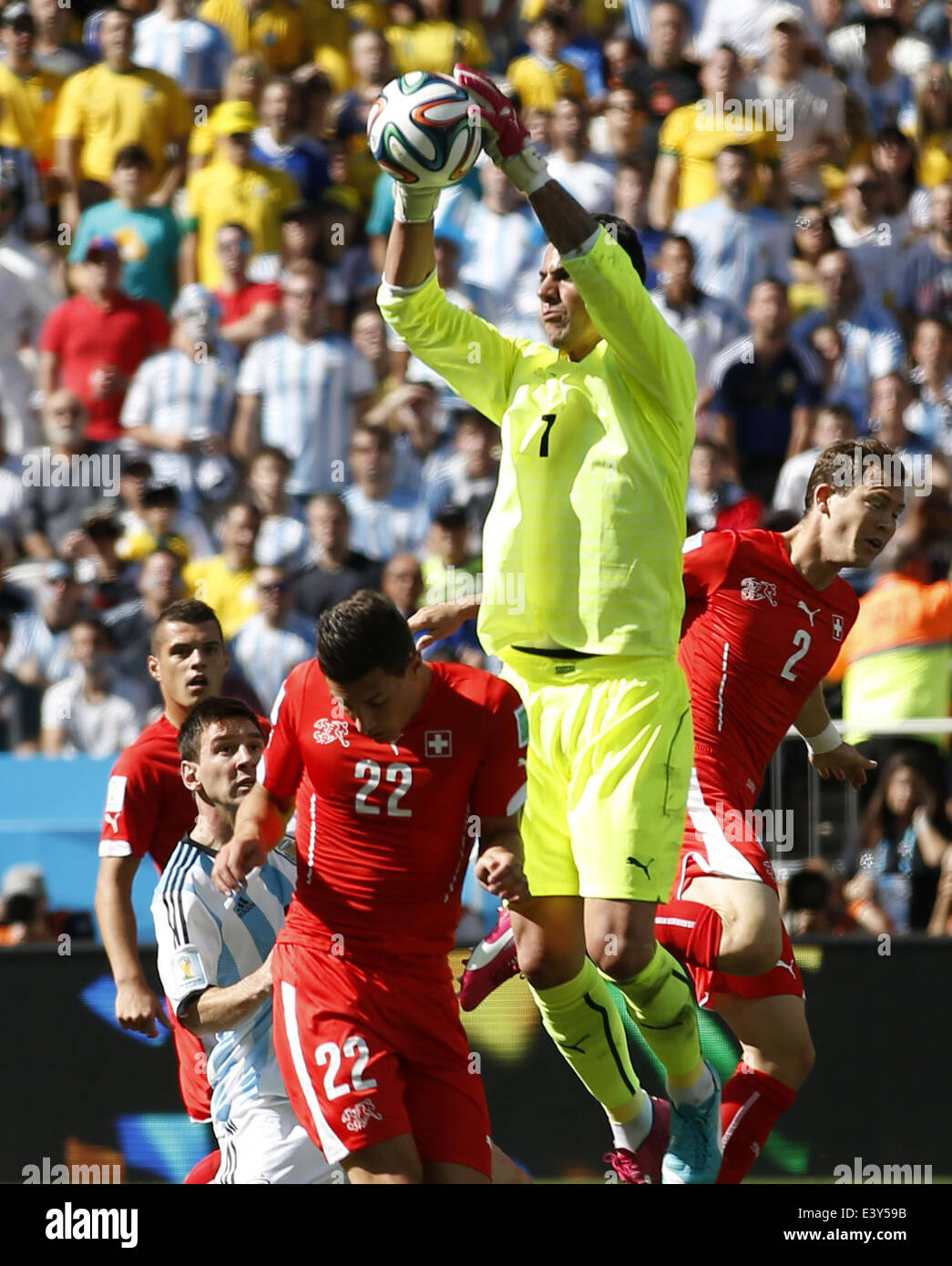 Sao Paulo, Brazil. 1st July, 2014. Switzerland's goalkeeper Diego Benaglio (up) grabs the ball during a Round of 16 match between Argentina and Switzerland of 2014 FIFA World Cup at the Arena de Sao Paulo Stadium in Sao Paulo, Brazil, on July 1, 2014. Credit:  Wang Lili/Xinhua/Alamy Live News Stock Photo