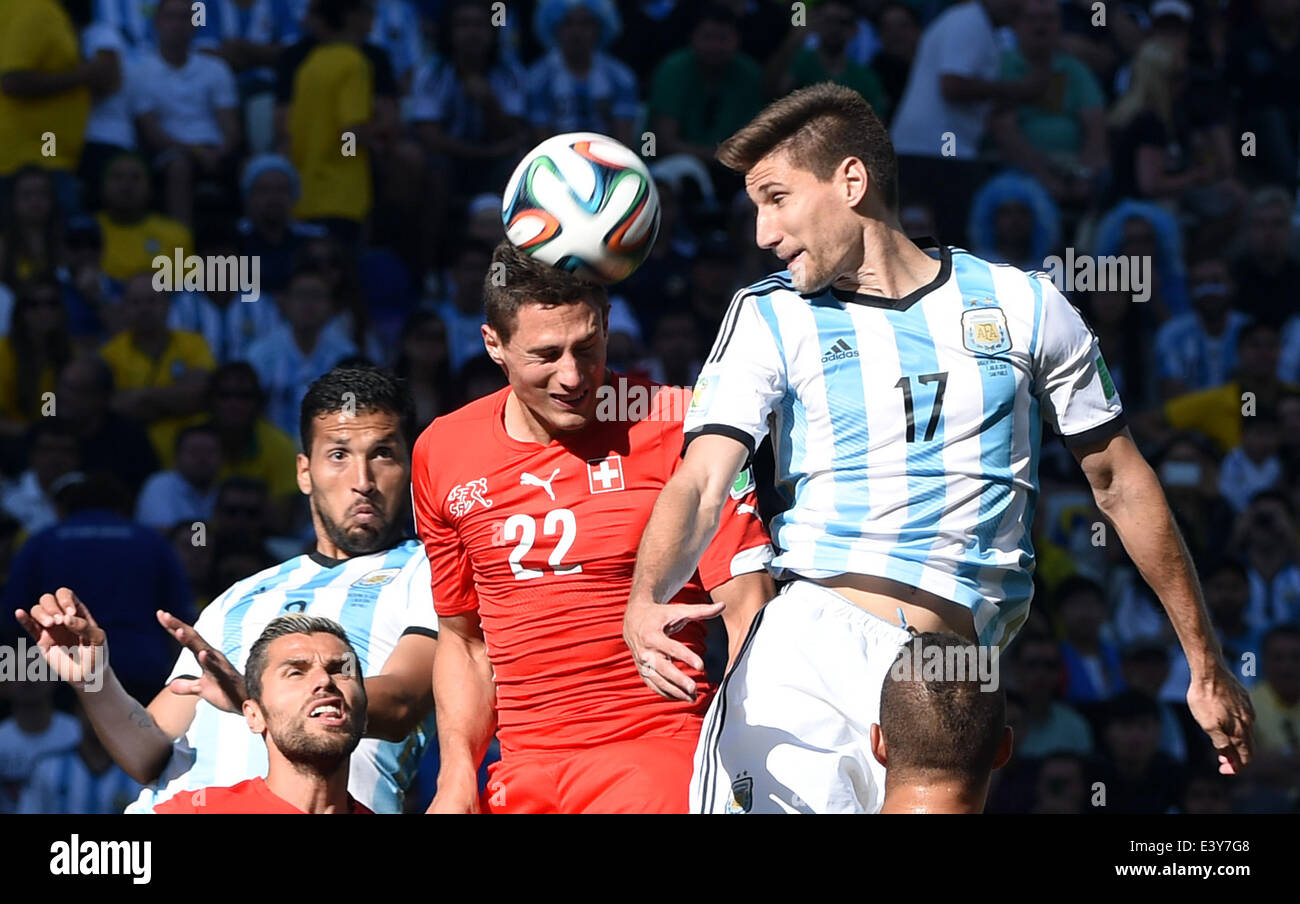 Sao Paulo, Brazil. 1st July, 2014. Argentina's Federico Fernandez (R) competes for a header with Switzerland's Fabian Schaer (C) during a Round of 16 match between Argentina and Switzerland of 2014 FIFA World Cup at the Arena de Sao Paulo Stadium in Sao Paulo, Brazil, on July 1, 2014. Credit:  Wang Yuguo/Xinhua/Alamy Live News Stock Photo