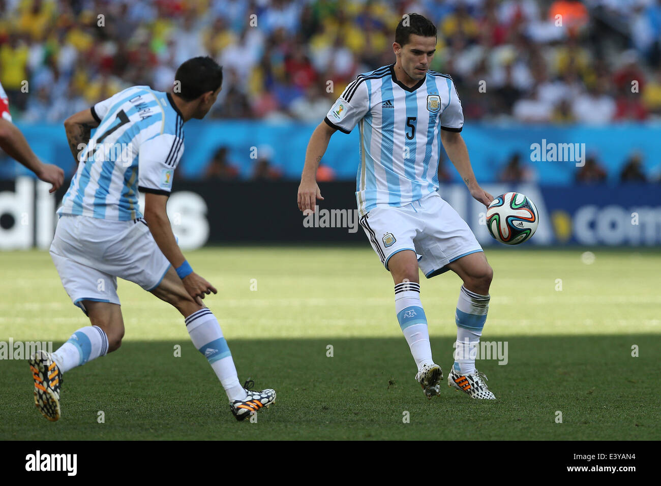 Sao Paulo, Brazil. 1st July, 2014. Argentina's Fernando Gago (R) controls the ball during a Round of 16 match between Argentina and Switzerland of 2014 FIFA World Cup at the Arena de Sao Paulo Stadium in Sao Paulo, Brazil, on July 1, 2014. Argentina won 1-0 over Switzerland after 120 minutes and qualified for quarter-finals on Tuesday. Credit:  Xu Zijian/Xinhua/Alamy Live News Stock Photo