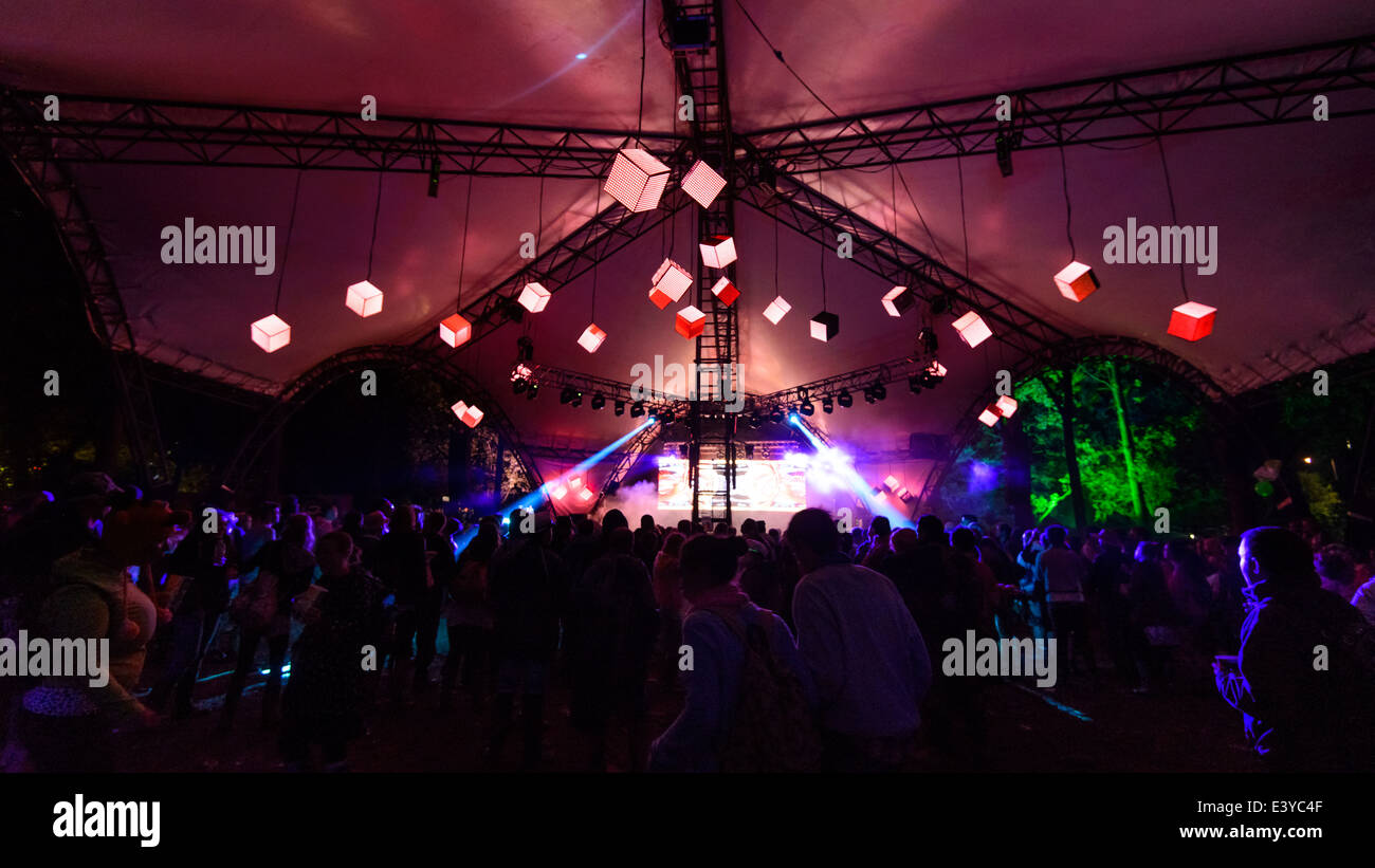 Pilton, UK, 29/06/2014 : Atmosphere at Glastonbury Festival. Festival goers dance the night away in the 'Glade' area. Picture by Julie Edwards Stock Photo