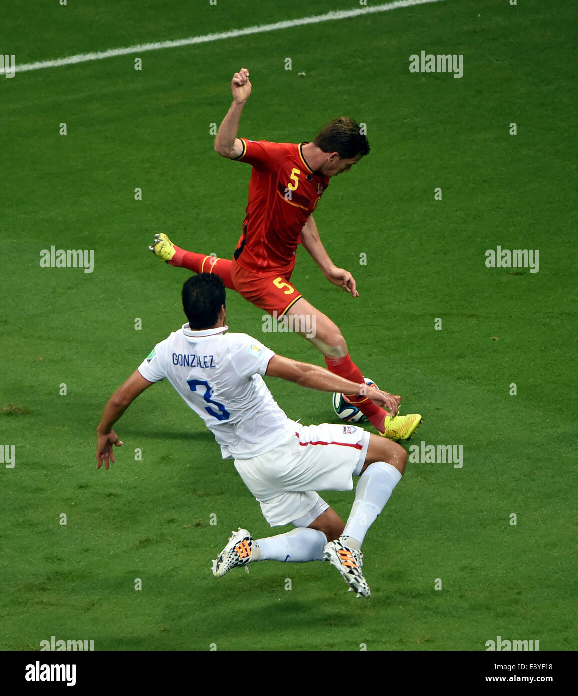Salvador, Brazil. 1st July, 2014. Omar Gonzalez of the U.S. defends against Belgium's Jan Vertonghen (up) during a Round of 16 match between Belgium and the U.S. of 2014 FIFA World Cup at the Arena Fonte Nova Stadium in Salvador, Brazil, on July 1, 2014. Credit:  Guo Yong/Xinhua/Alamy Live News Stock Photo