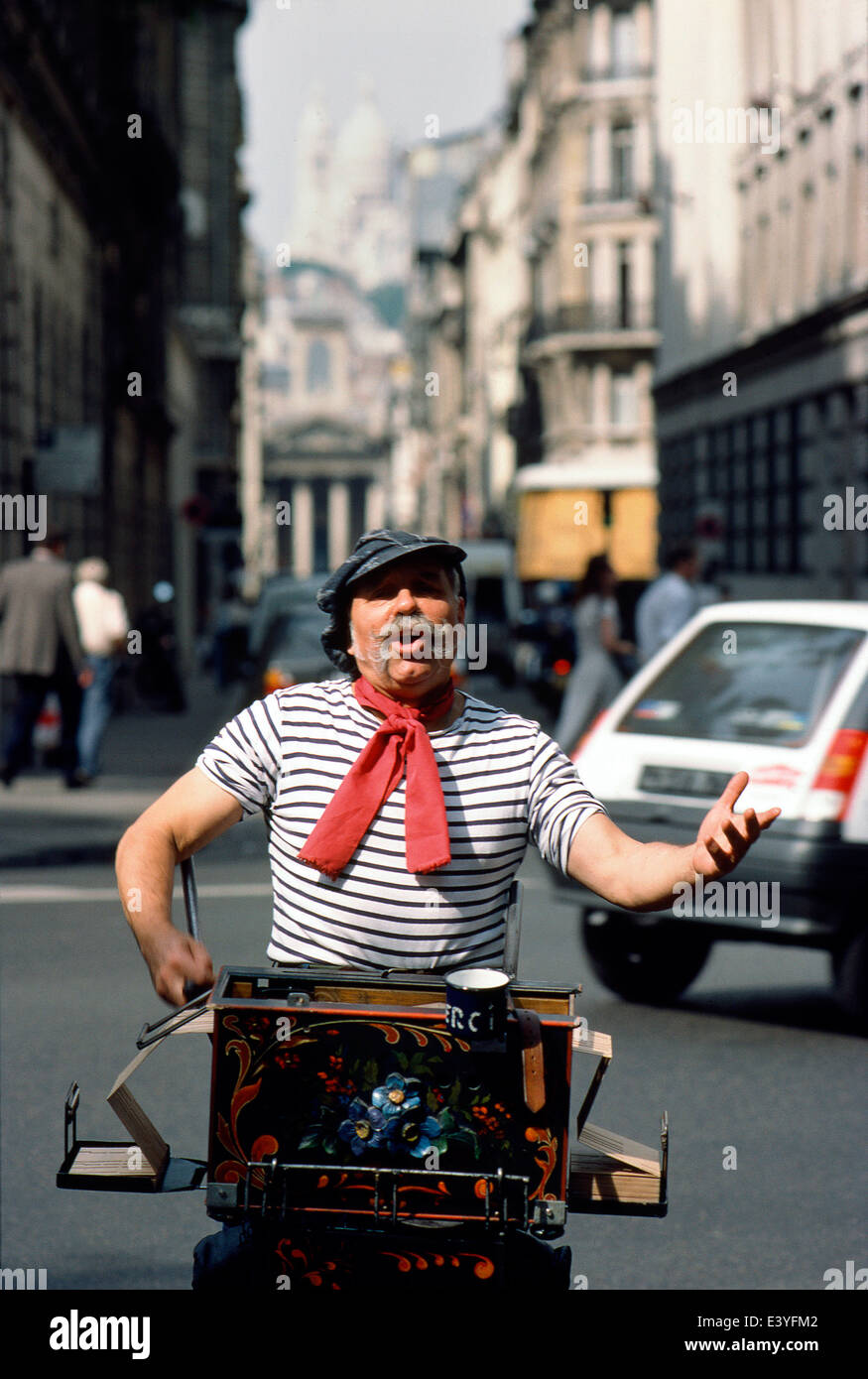 AJAXNETPHOTO. PARIS, FRANCE. - THE STREET SINGER AND ORGAN GRINDER RETRO IN FULL CHANT WITH SACRE COEUR IN THE DISTANCE. PHOTO:JONATHAN EASTLAND. Stock Photo