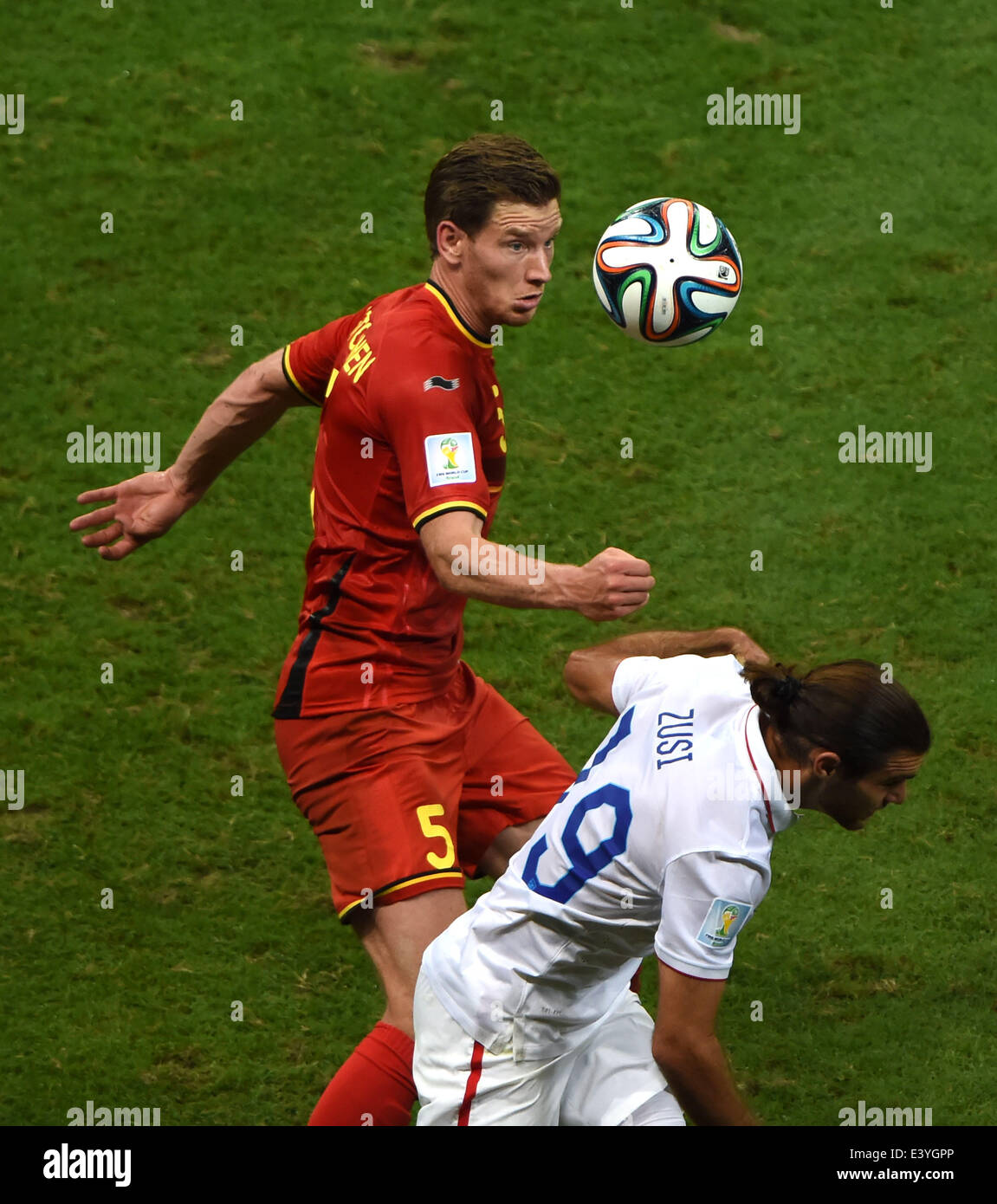Salvador, Brazil. 1st July, 2014. Graham Zusi (R) of the U.S. vies with Belgium's Jan Vertonghen during a Round of 16 match between Belgium and the U.S. of 2014 FIFA World Cup at the Arena Fonte Nova Stadium in Salvador, Brazil, on July 1, 2014. Credit:  Guo Yong/Xinhua/Alamy Live News Stock Photo