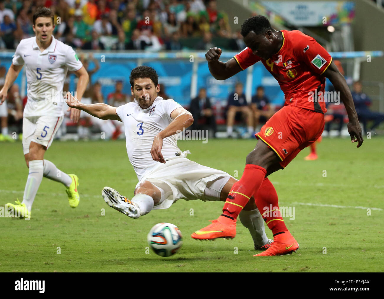 Salvador, Brazil. 1st July, 2014. Belgium's Romelu Lukaku (R) vies with Omar Gonzalez (C) of the U.S. during the extra time of a Round of 16 match between Belgium and the U.S. of 2014 FIFA World Cup at the Arena Fonte Nova Stadium in Salvador, Brazil, on July 1, 2014. Belgium won 2-1 over the U.S. after 120 minutes and qualified for quarter-finals on Tuesday. Credit:  Cao Can/Xinhua/Alamy Live News Stock Photo