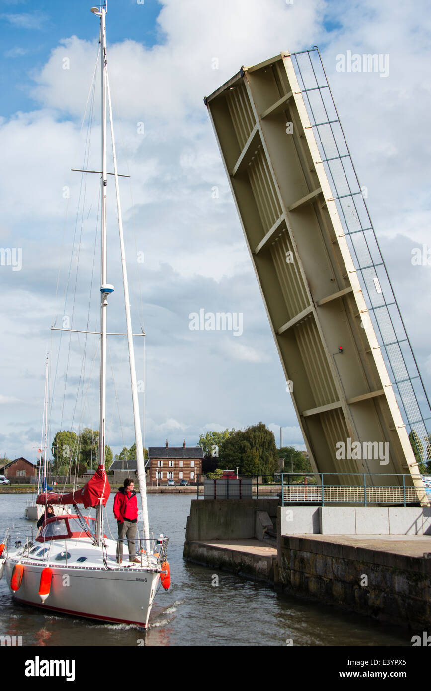 Drawbridge sailboat hi-res stock photography and images - Alamy