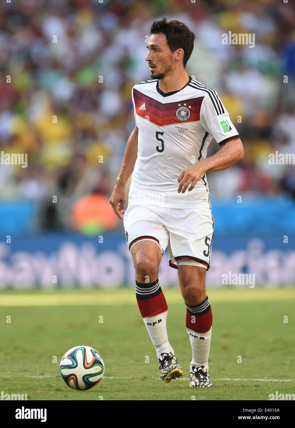 Germany's Mats Hummels during the FIFA World Cup 2014 group G preliminary round match between Germany and Ghana at the Estadio Castelao Stadium in Fortaleza, Brazil, 21 June 2014. Photo: Andreas Gebert/dpa (RESTRICTIONS APPLY: Editorial Use Only, not used in association with any commercial entity - Images must not be used in any form of alert service or push service of any kind including via mobile alert services, downloads to mobile devices or MMS messaging - Images must appear as still images and must not emulate match action video footage - No alteration is made to, and no text or image is  Stock Photo