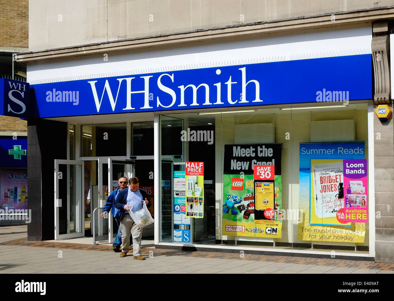 Wh smith shop front hi-res stock photography and images - Alamy