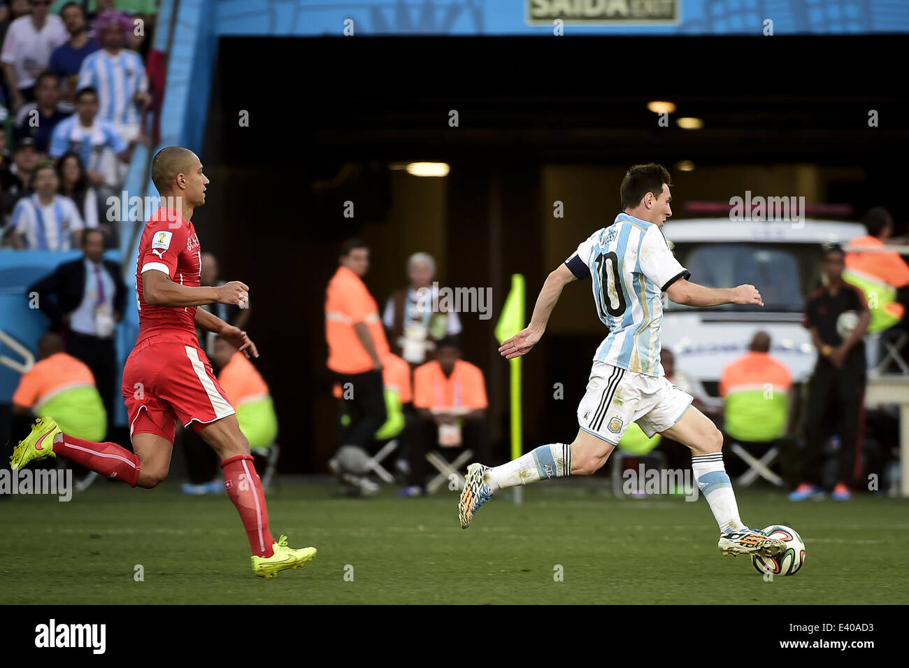 Sao Paolo, Brazil. 1st July, 2014. Lionel Messi (10) carries the ball trough the midfiel to pass to Angel Di Maria socre for Argentina, at the extra Time of the match #55, for the Round of 16 of the 2014 World Cup, between Argentina and Switzerland, this tuesday, July 1st, in Sao Paulo Credit:  ZUMA Press, Inc./Alamy Live News Stock Photo