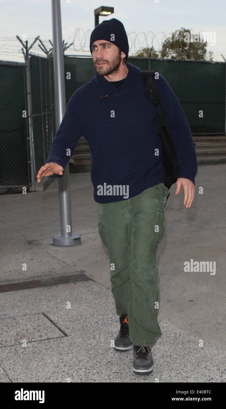 An unshaven Jake Gyllenhaal dressed in green combat cargo trousers and  woolly hat, leaves Los Angeles International Airport (LAX) Featuring: Jake  Gyllenhaal Where: Los Angeles, California, United States When: 08 Dec 2013