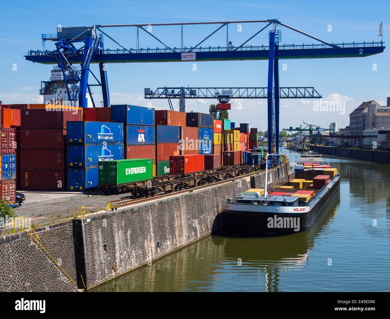 https://c8.alamy.com/comp/E40EDM/germany-hesse-frankfurt-osthafen-container-harbour-E40EDM.jpg