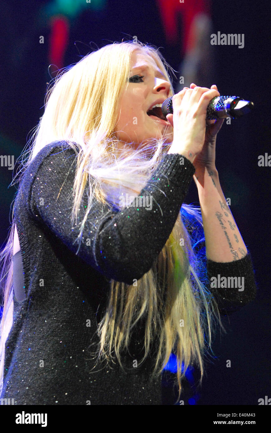 Avril Lavigne performs at 103.5 KISS FM Chicago iHeardRadio Jingle Ball
