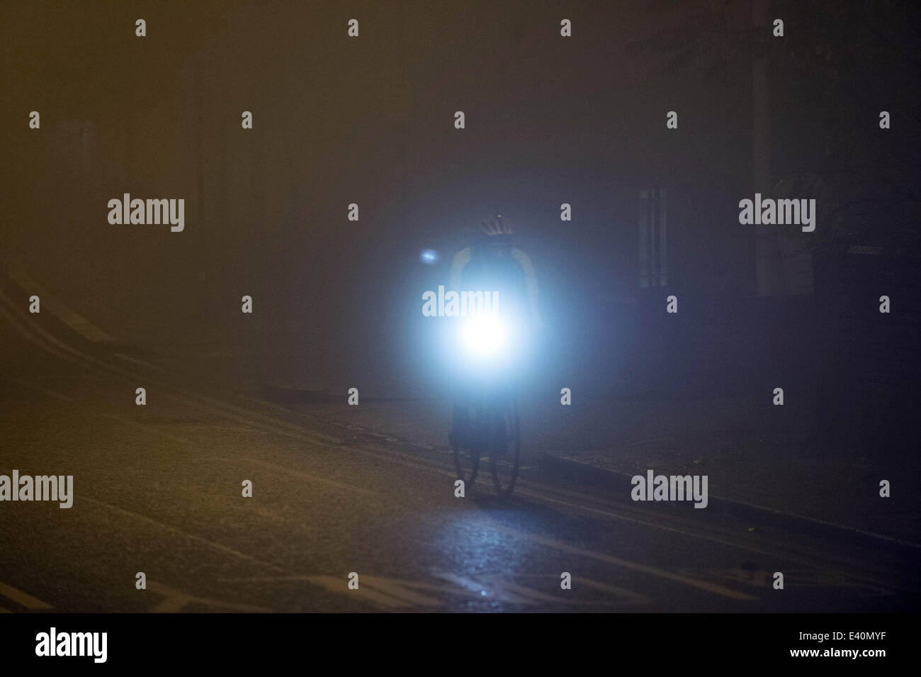 Heavy fog descended on London over night creating hazardous driving ...