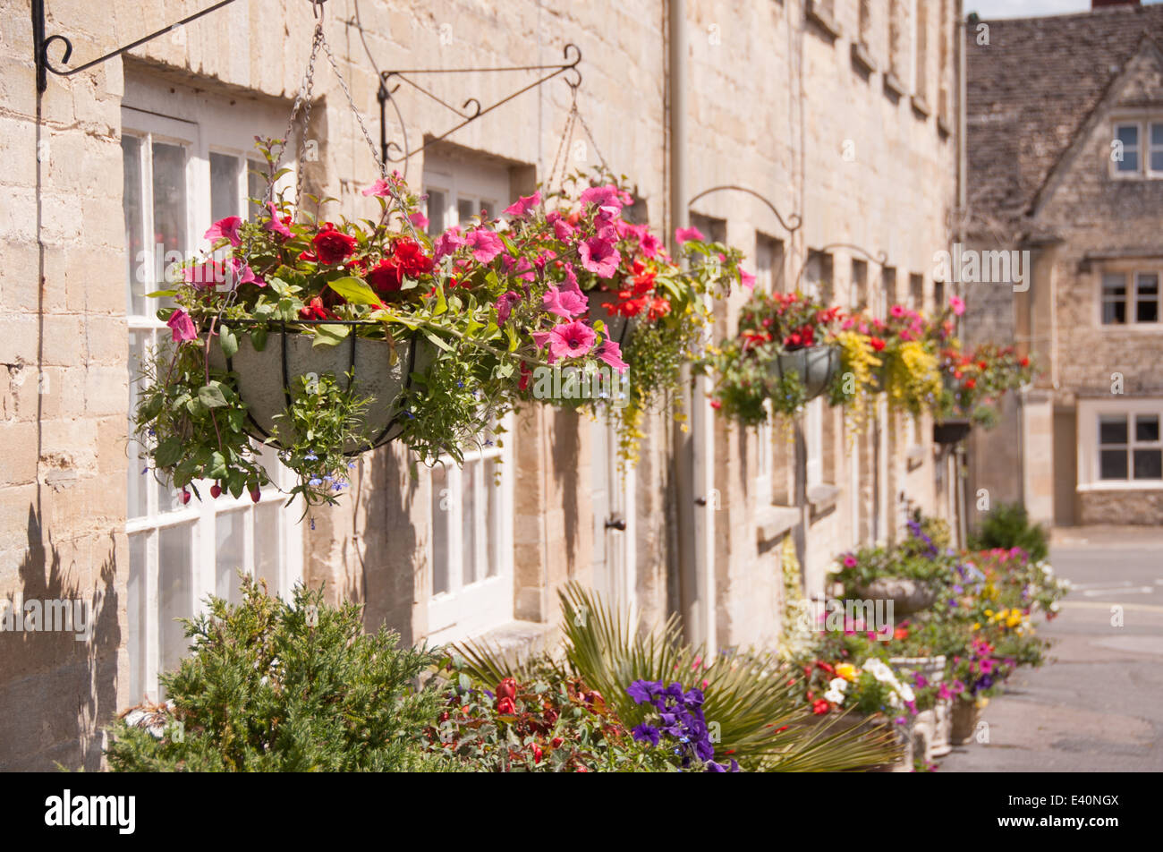 Cottages with hanging basket hi-res stock photography and images - Alamy