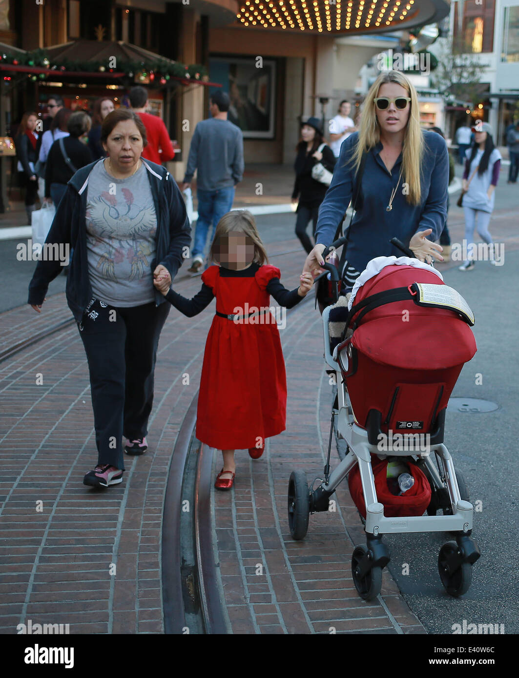 Cougar Town Actress Busy Philipps Takes Daughter S Birdie And Baby Cricket To The Grove Shopping Mall In West Hollywood Featuring Birdie Leigh Silverstein Busy Phillips Cricket Pearl Silverstein Where Los Angeles California United States