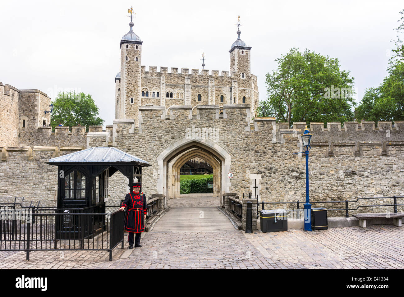 Great Britain, England, London, Security Guard in front of Tower of