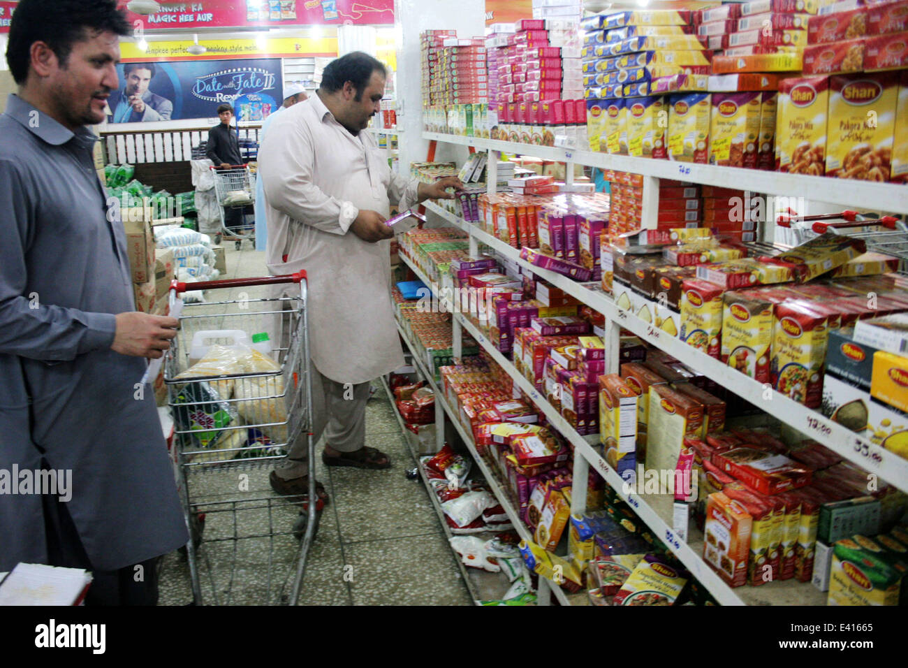 Peshawar, Pakistan. 2nd July, 2014. Pakistani men buy food at a store Stock Photo: 71326925 - Alamy