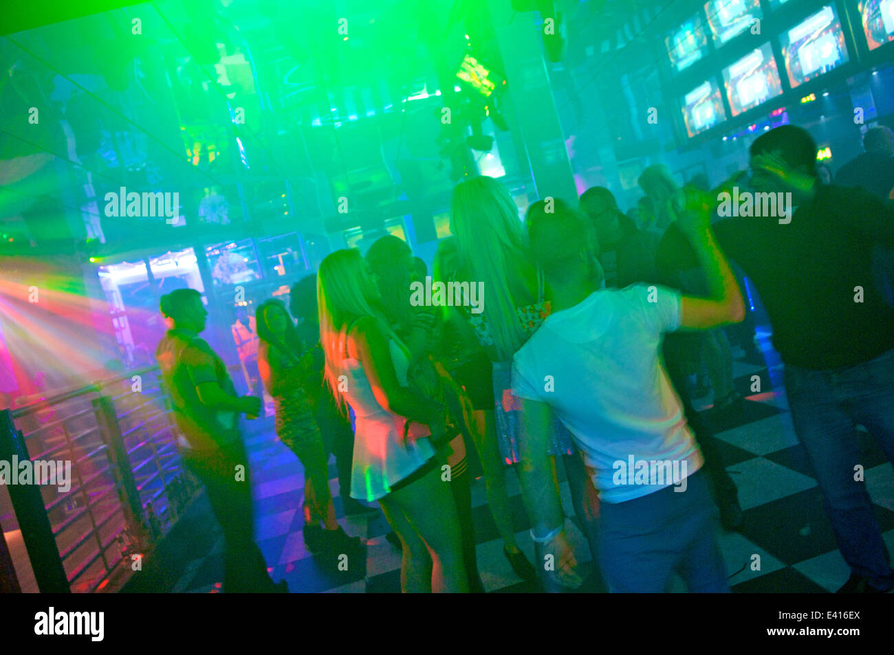 people dancing in a night club enjoying themselves Stock Photo - Alamy