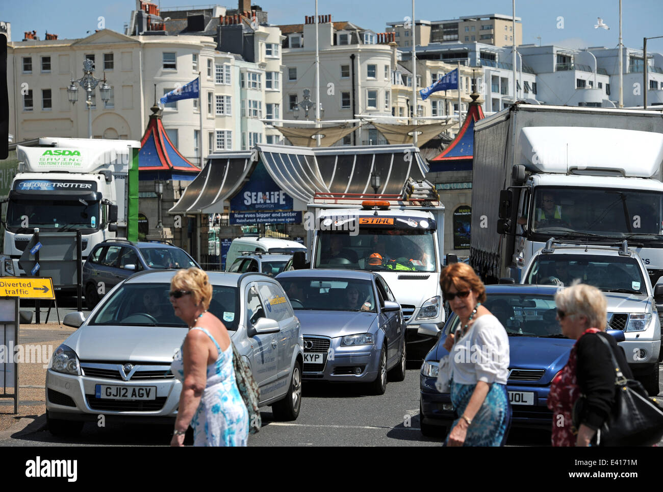 Brighton, Sussex, UK. 2nd July, 2014. Traffic jams on Brighton seafront as people rush to the beach today in heatwave Stock Photo