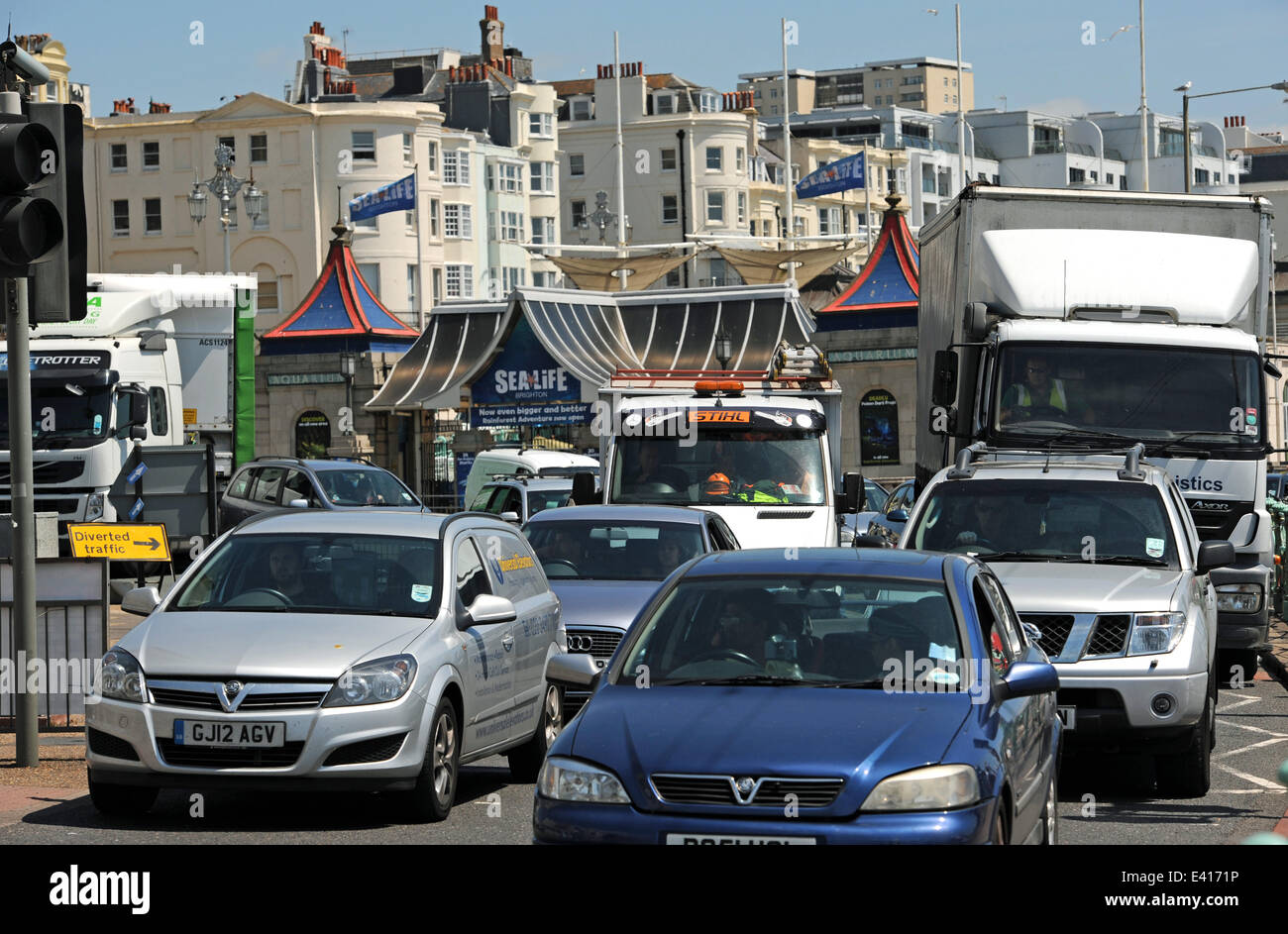 Brighton, Sussex, UK. 2nd July, 2014. Traffic jams on Brighton seafront as people rush to the beach today in heatwave Stock Photo