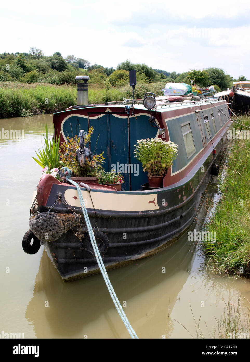 Narrow boat mooring on canal hi-res stock photography and images - Alamy
