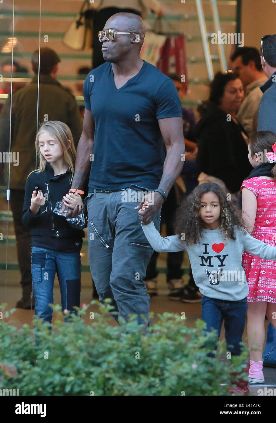 Seal daughters leni lou leave hires stock photography and images Alamy