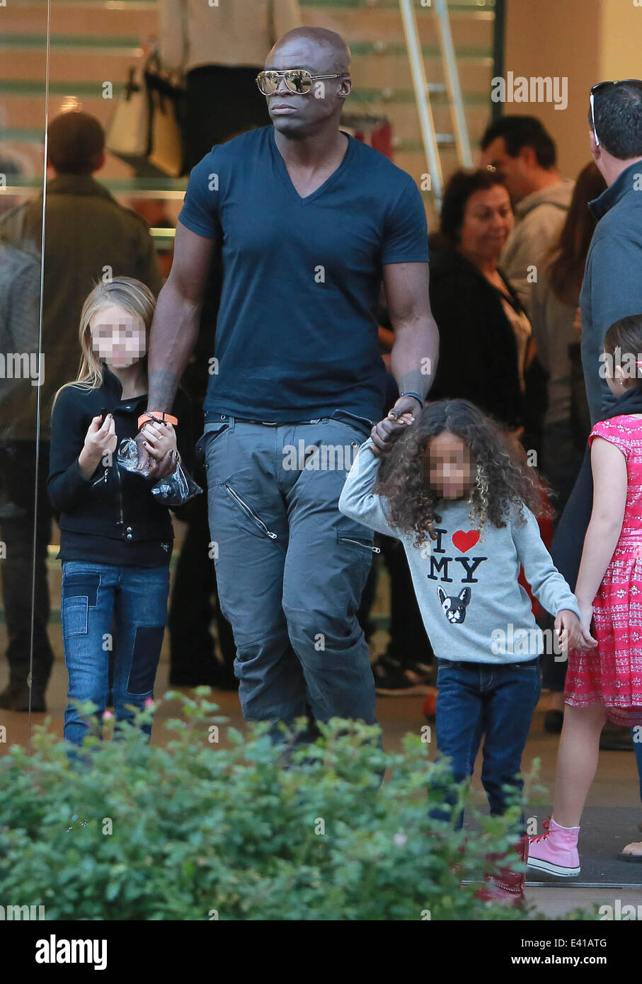 Seal and his daughters Leni and Lou leave the Apple store at The Grove