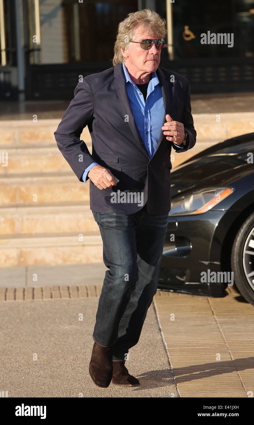 Lisa Vanderpump and her husband, Ken Todd do some last minute Christmas