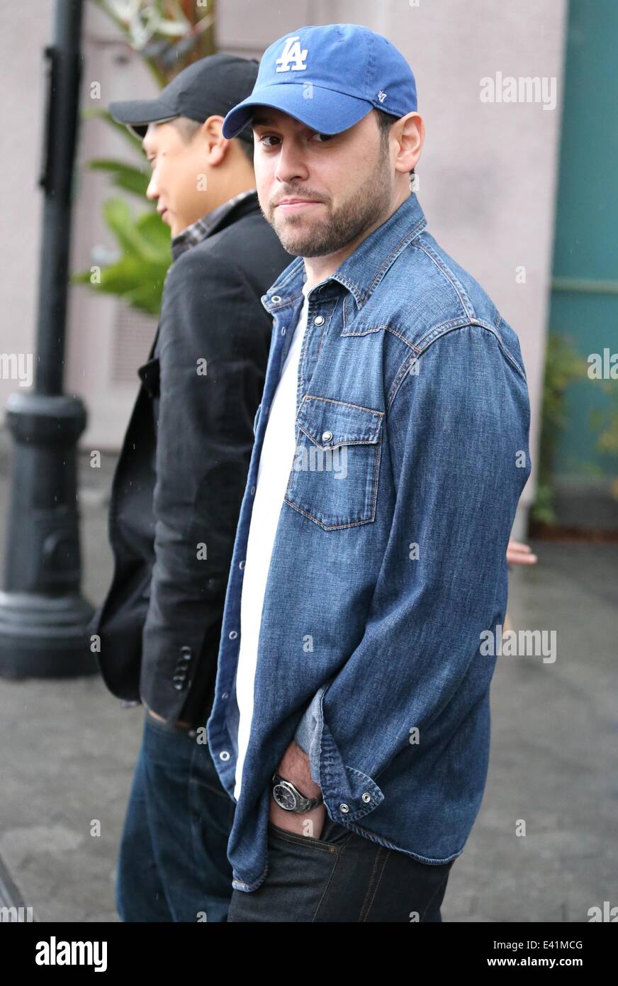 Scooter Braun walks through Universal Studios on his way to appearing on  Extra TV Featuring: Scooter Braun,Jon M. Chu Where: Los Angeles,  California, United States When: 19 Dec 2013 Stock Photo - Alamy
