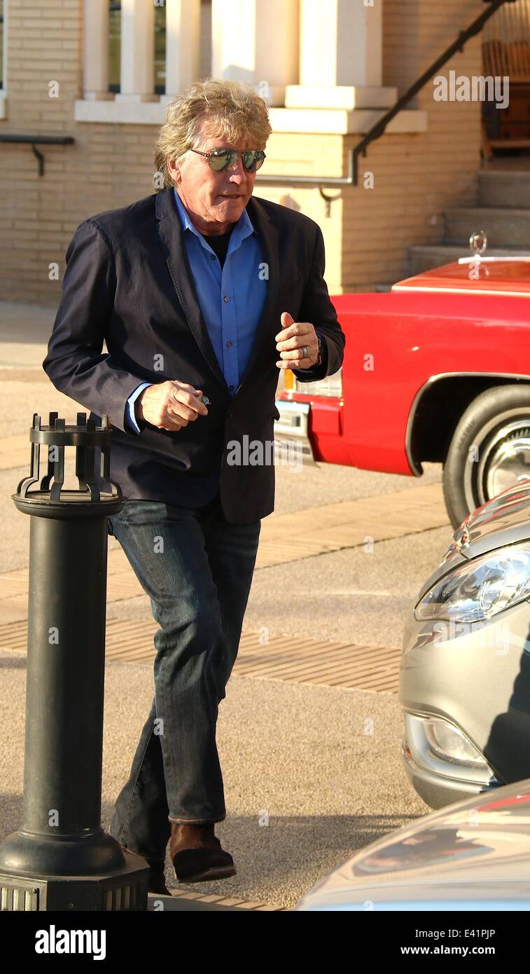 Lisa Vanderpump and her husband, Ken Todd do some last minute Christmas