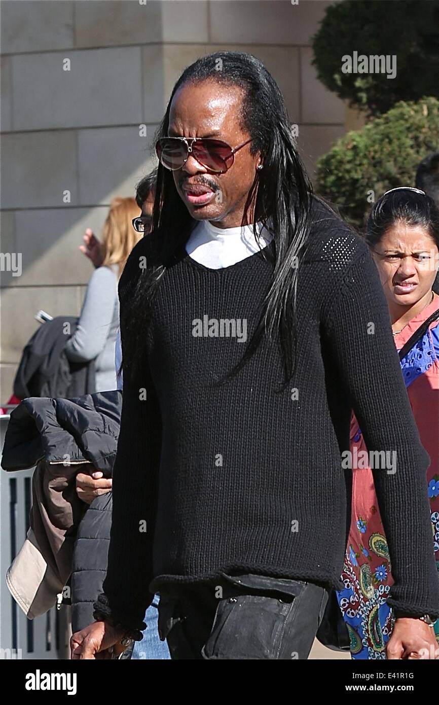 Verdine White Shops With His Gal Pal At The Grove Christmas