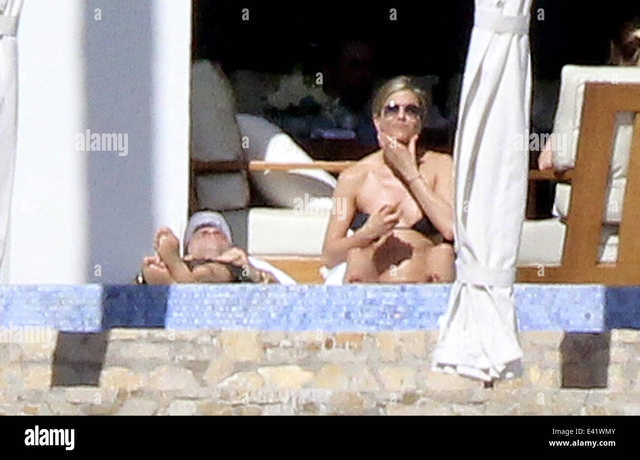 Jennifer Aniston and fiancee, Justin Theroux spend time on holiday in Los  Cabos with Courtney Cox Featuring: Jennifer Aniston,Justin Theroux Where:  Los Cabos, Mexico When: 29 Dec 2013 Stock Photo - Alamy