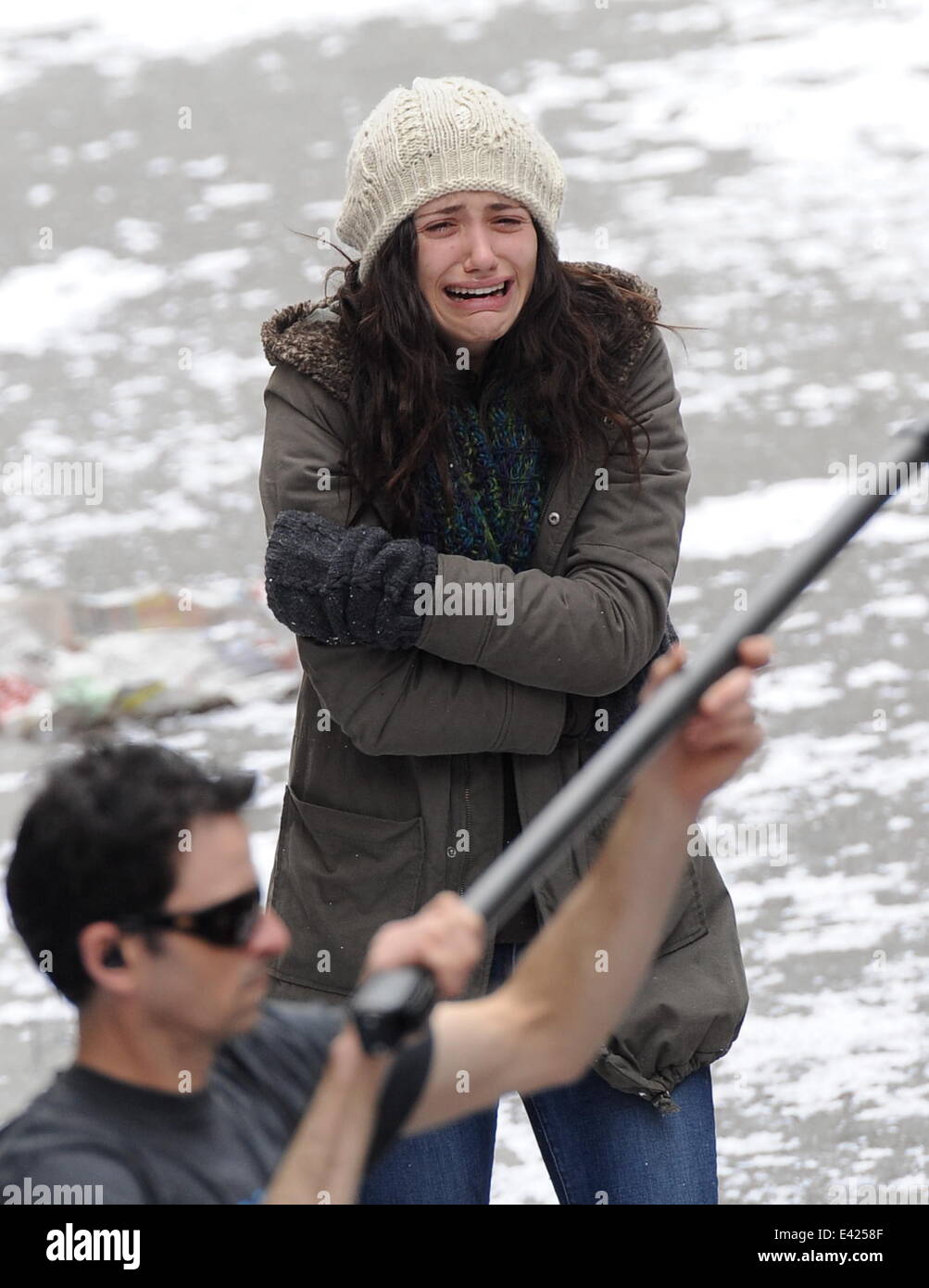 Actress Emmy Rossum crying on the set of \, image size:1003x1390