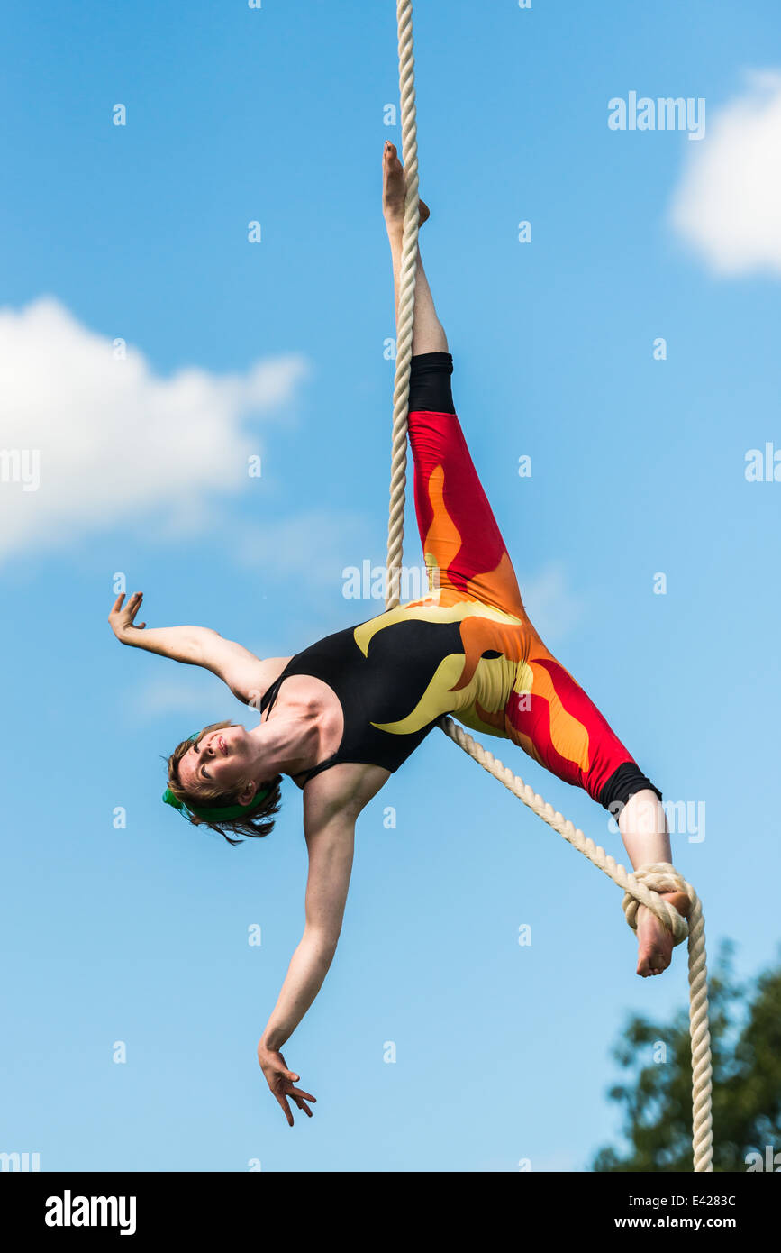 Rope acrobat hi-res stock photography and images - Alamy