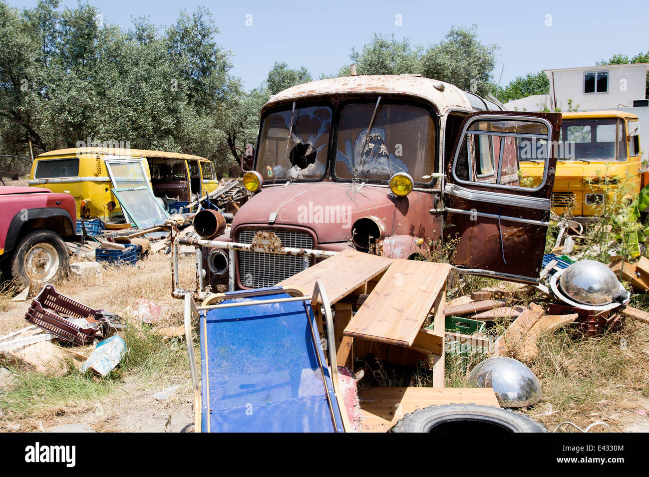Car breakers car scrap yard hi-res stock photography and images - Alamy