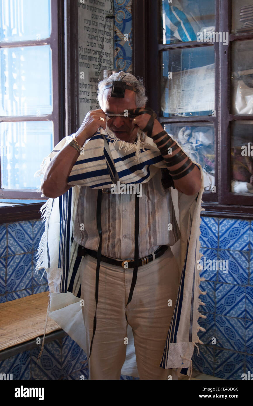 Rabbi praying at the El Ghriba Synagogue Djerba Stock Photo - Alamy